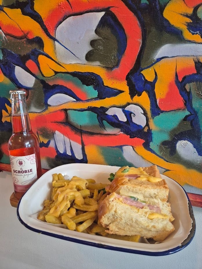 Plat et boisson locale devant le mural Module Nantes